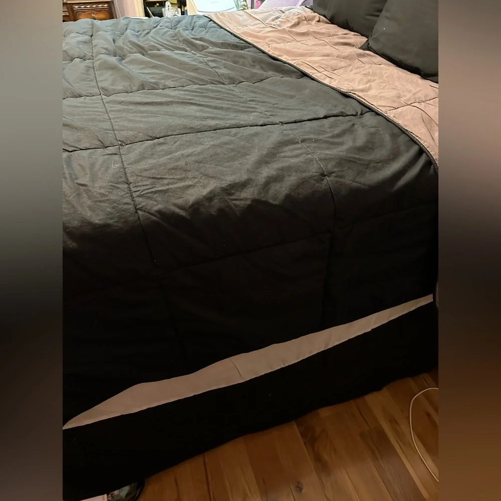 Reversible black and gray comforter